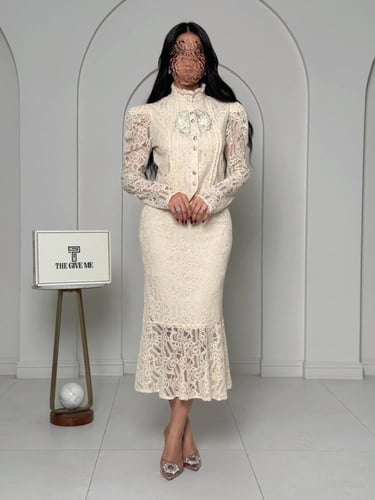 طقم "إيفوري دانتيل" الملكي بياقة مرتفعة وأكمام منف...