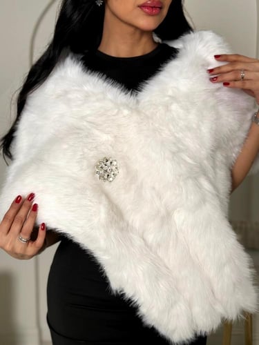 شال فرو ابيض مزين ببروش