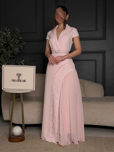 فستان "باستيل" الراقي بكسرات بليسيه وتطريز لؤلؤي