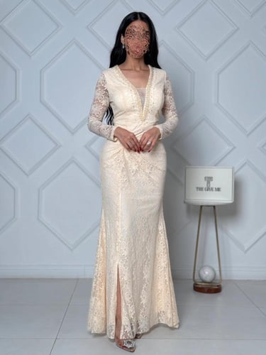 فستان دانتيل ملكي بتصميم الخصر الملفوف