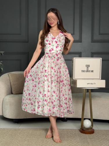 طقم بفتحة صدر على شكل حرف V مع تنورة كلوش