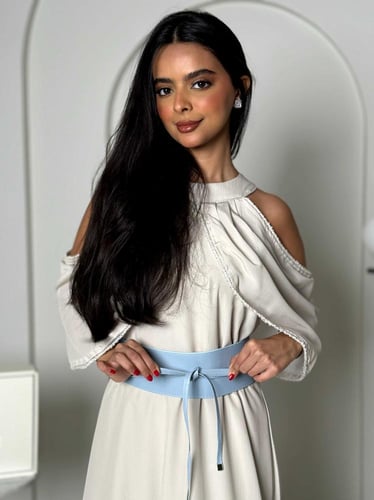 فستان بخصر واضح وأكتاف مفتوحة مع تصميم انسيابي ناع...