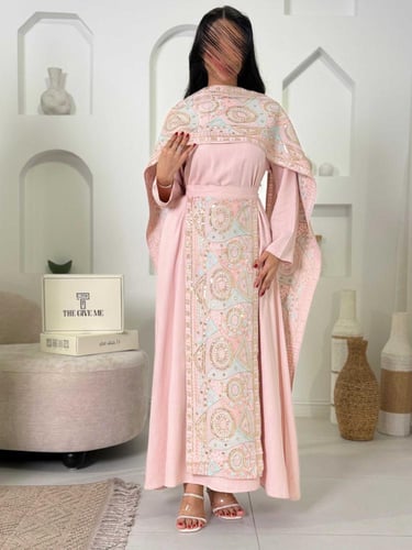 جلابية بتصميم كاب ملكي بتطريز باستيل هندسي