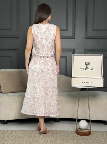 طقم بدون اكمام مزين بـ الريش الناعم وقطع الترتر ال...