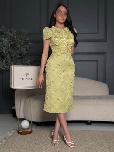 فستان "سولار" بتصميم الكاروهات البارزة وورود الصدر