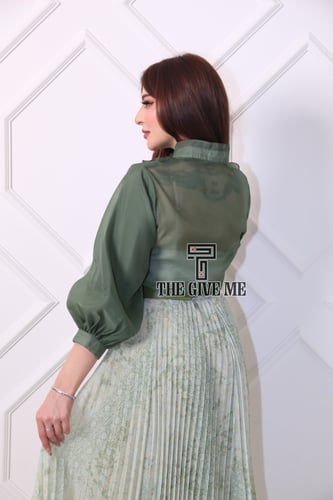 طقم تنوره وبلوزه مزين بحزام علي الخصر بقصة تنوره