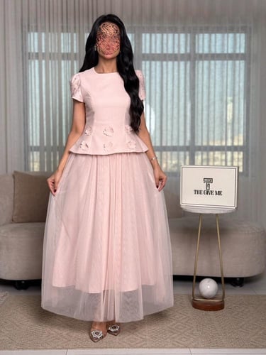 فستان بتنورة تول منسدلة مزين بلؤلؤ على الاكتاف