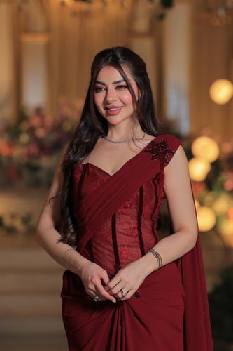 فستان برغندي فاخر بتصميم كلاسيكي