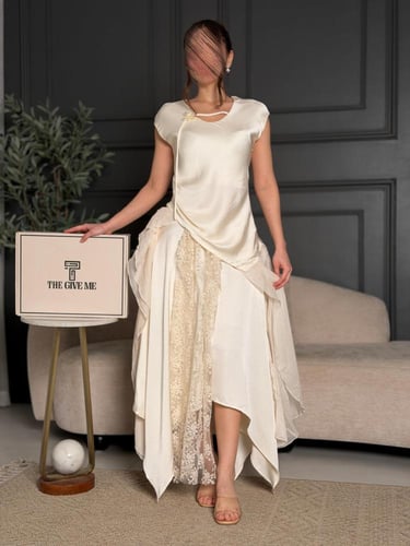 طقم ناعم بكسرات انسيابية ووردة على الصدر