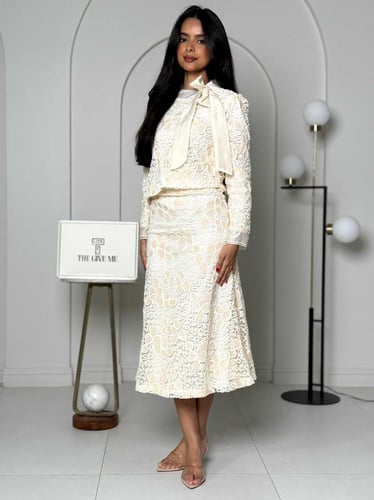 طقم دانتيل أوف وايت بربطة أنثوية