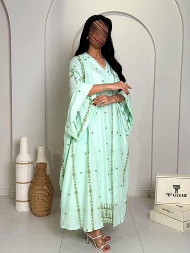 جلابية بتطريز عمودي ولمسة أنيقة