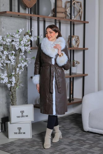 جاكيت نسائي بفرو على الاكمام والرقبة