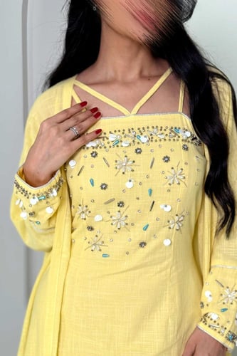 طقم جلابية بقطعتين بتطريز لؤلؤ وكريستال ناعم