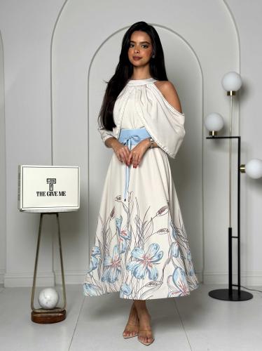 فستان بخصر واضح وأكتاف مفتوحة مع تصميم انسيابي ناع...