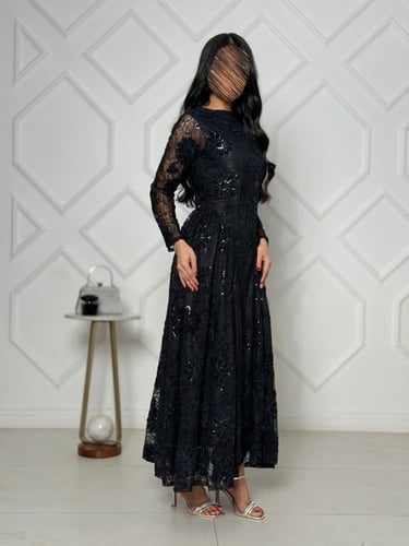 فستان اسود دانتيل بتصميم لامع