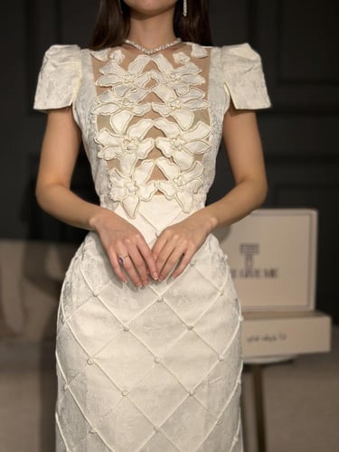 فستان "سولار" بتصميم الكاروهات البارزة وورود الصدر