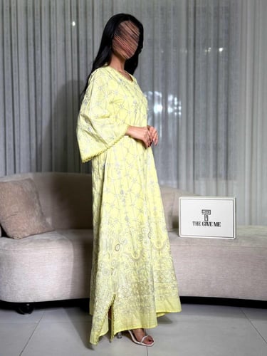 جلابية بأكمام واسعة وقصة انسيابية مع تطريز راقي