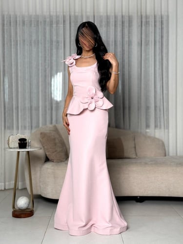 فستان سهرة وردي بتفصيلة وردة على الكتف