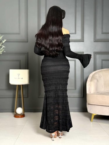 فستان دانتيل ناعم طويل بقصة اوف شولدر مع ياقة مطوي...