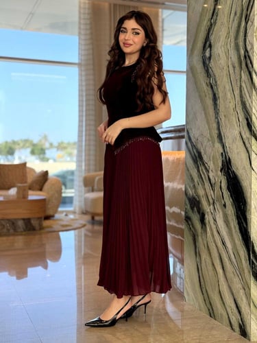 فستان راقٍ بتصميم عصري وانسيابية أنيقة