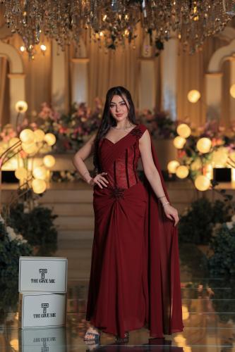 فستان برغندي فاخر بتصميم كلاسيكي