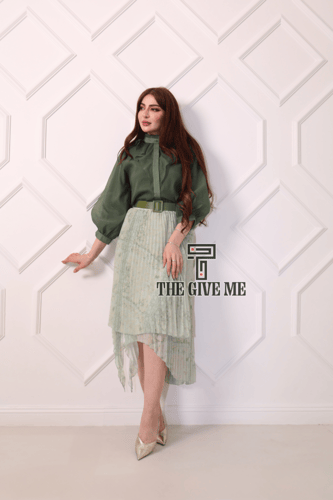 طقم تنوره وبلوزه مزين بحزام علي الخصر بقصة تنوره