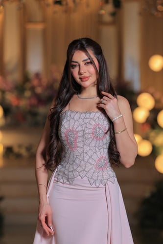 فستان سهرة وردي ناعم بتطريز راقي وذيل جانبي