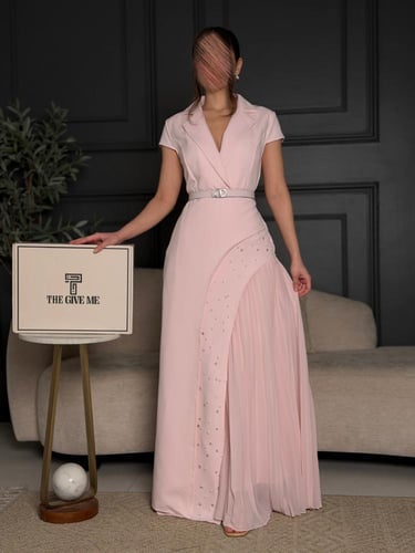 فستان "باستيل" الراقي بكسرات بليسيه وتطريز لؤلؤي