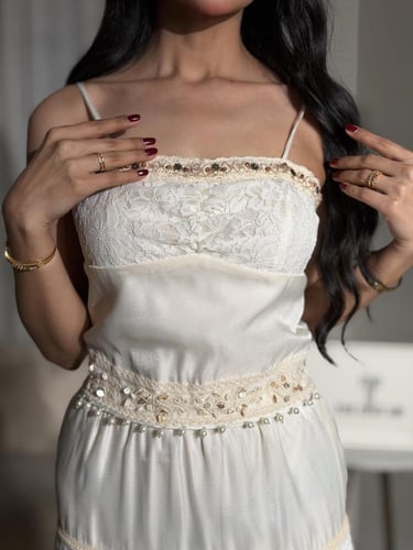 فستان بحملات رفيعه مع خط عنق مزبن بخرز ناعم