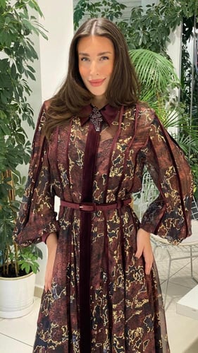 فستان شيفون بطبعات ذهبي وقيطان مخمل