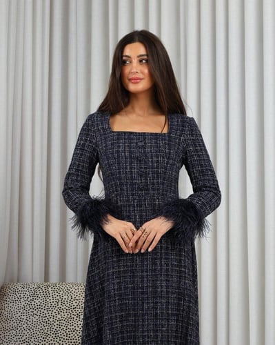 فستان ازرق تويد بأطراف ريش