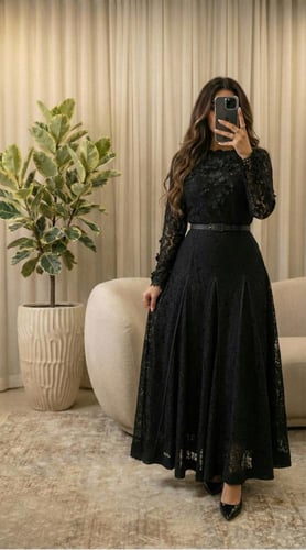 فستان دانتيل مع ورود