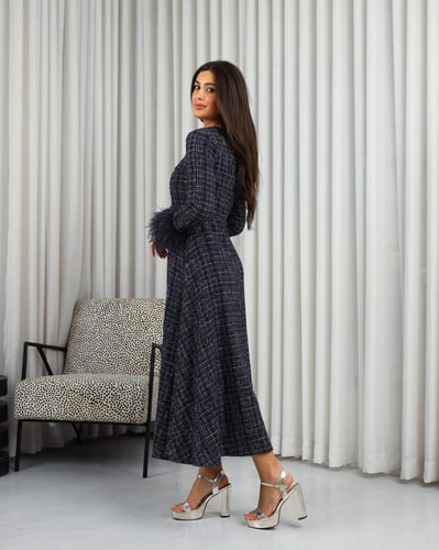 فستان ازرق تويد بأطراف ريش