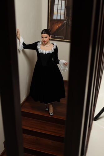 فستان مخمل بأكمام دانتيل