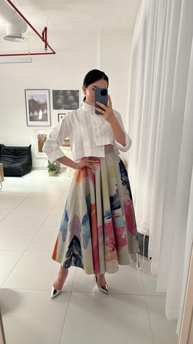 طقم تنورة ملونه وقميص