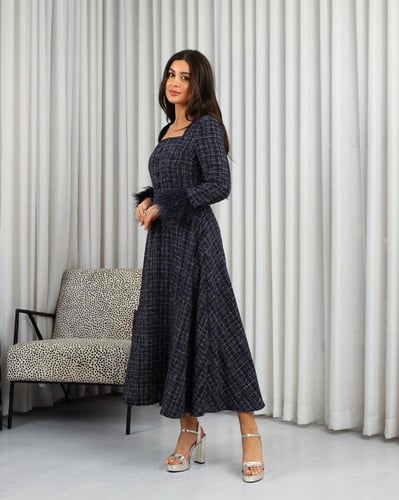 فستان ازرق تويد بأطراف ريش