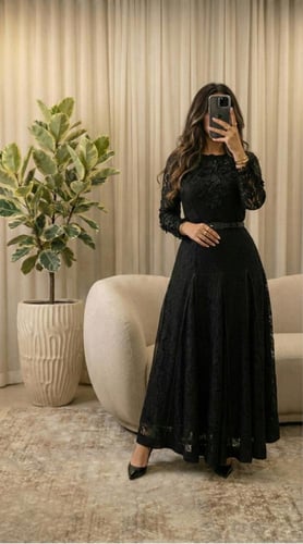 فستان دانتيل مع ورود