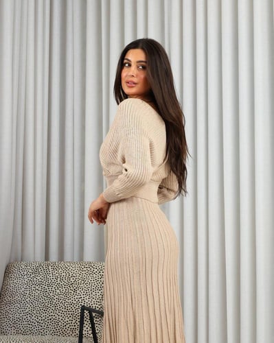 تنورة وبلوزه تريكو