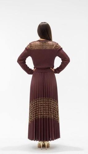 طقم عنابي بنقشة ذهبية و تنورة بليسيه