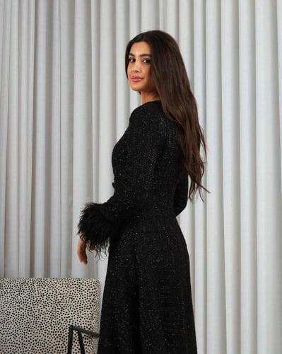 فستان اسود تويد بأطراف ريش