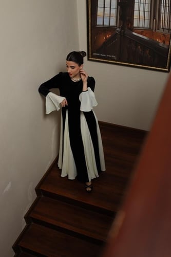 فستان مخمل بأكمام واسعه وقصات