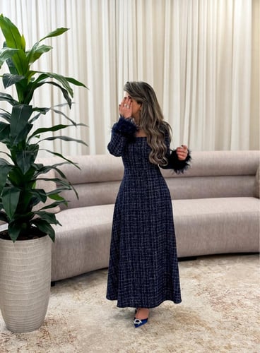 فستان ازرق تويد بأطراف ريش
