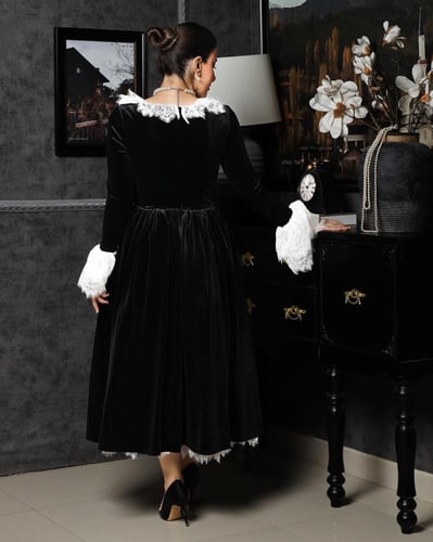 فستان مخمل بأكمام دانتيل