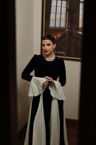 فستان مخمل بأكمام واسعه وقصات