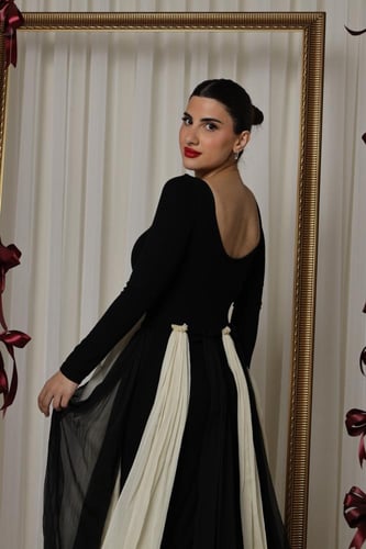 فستان أسود مزين بتل