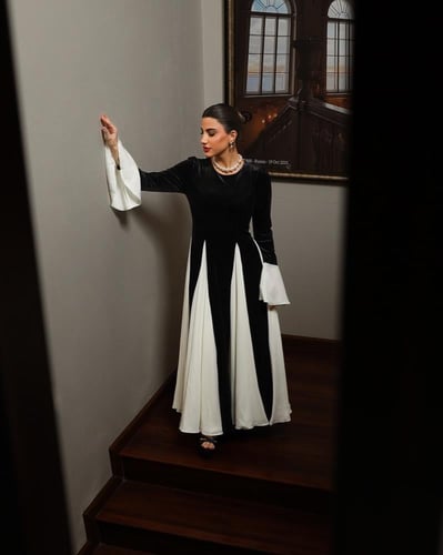 فستان مخمل بأكمام واسعه وقصات