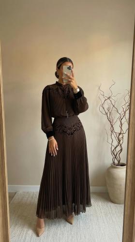 فستان بلاسيه وتشجيره مخمل بني