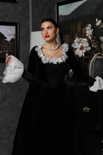 فستان مخمل بأكمام دانتيل