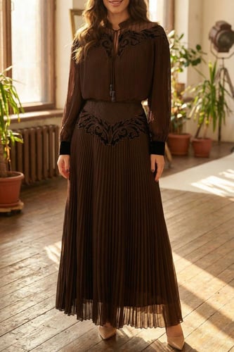 فستان بلاسيه وتشجيره مخمل بني