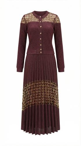 طقم عنابي بنقشة ذهبية و تنورة بليسيه